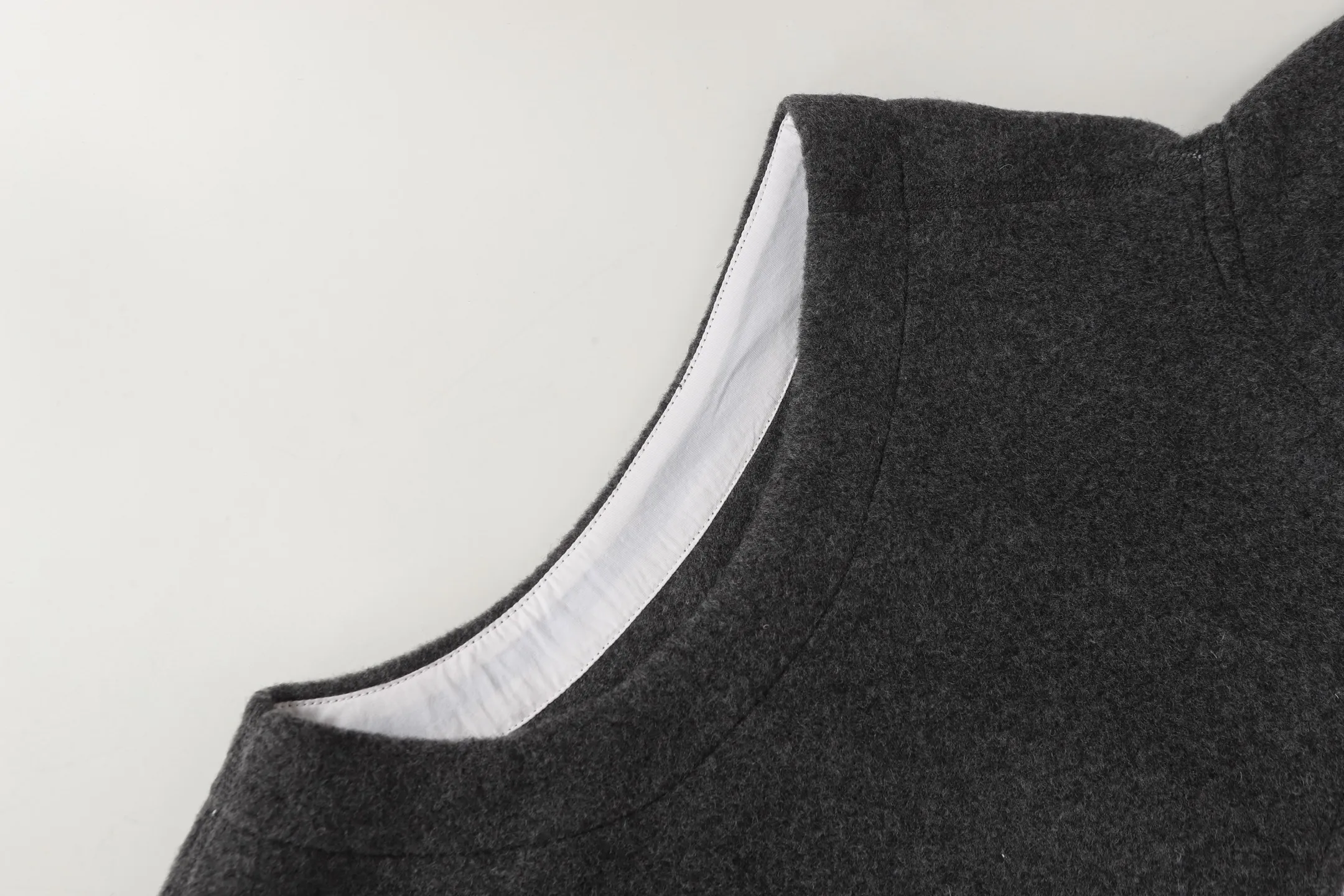 P600 Canada Giose/Canada Goose Mersey fleece vest 7052MB CANADA GOOSE Canada Goose Mersey men's wool fleece vest 7052MB ·Made of Kind Fleece wool fleece fabric, which can provide excellent comfort and diverse functionality ·A weatherproof placket is designed under the front zipper to prevent wind and keep warm ·Ribbed knit hem and articulated sleeves improve comfort and fit ·2 exterior pockets: both hand pockets with concealed buckles ·White Canada Goose disc logo embroidered on left chest.   A0 Size:S-XXL